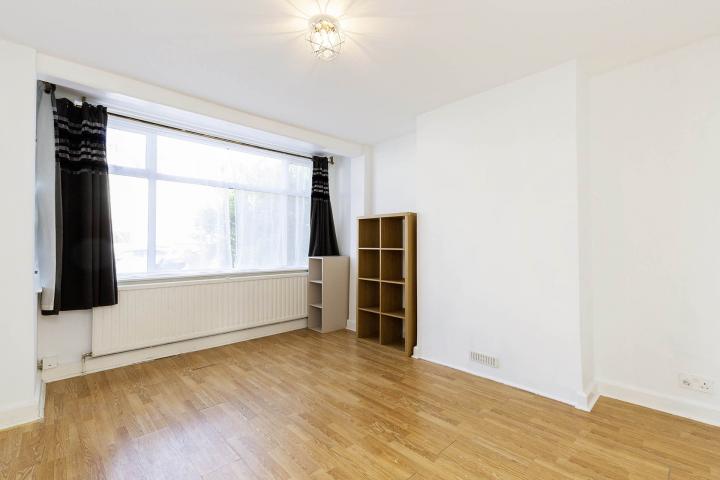 			5 Bedroom, 1 bath, 1 reception Flat			 Fleetwood Road, DOLLIS HILL